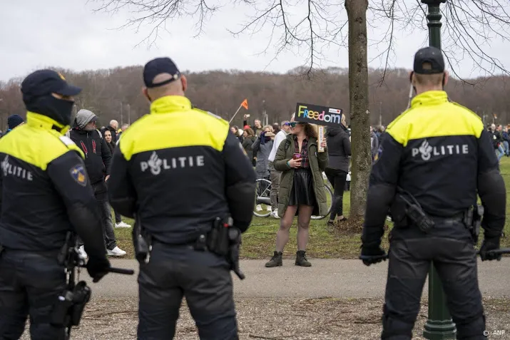 demonstranten proberen malieveld te verlaten richting centrum