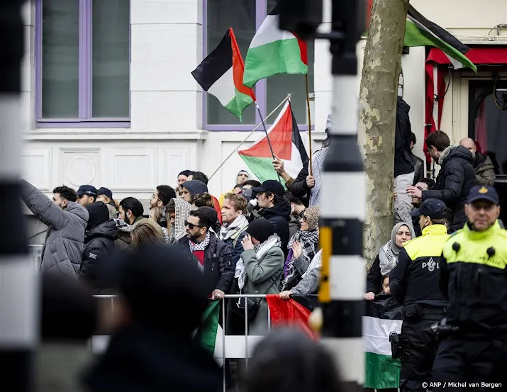 demonstranten spelen kat en muisspel met politie