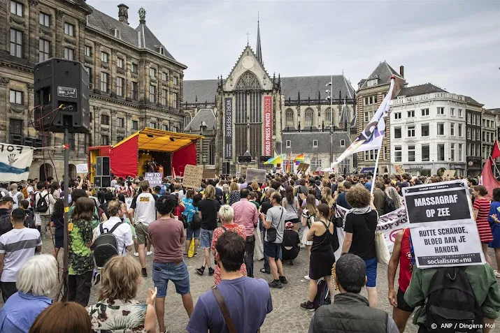 demonstratie en mars in amsterdam voor recht op veilige migratie