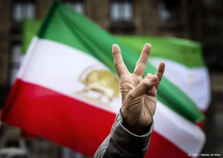 demonstratie op de dam voor democratie en mensenrechten in iran