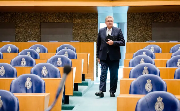 denktank 50plus sleept partij voor de rechter