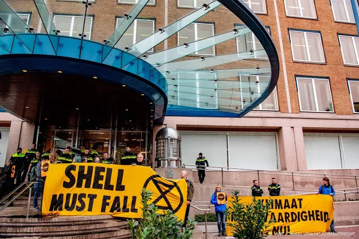 dertig arrestaties bij protest voor hoofdkantoor shell