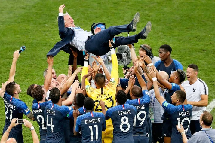 deschamps blijft bondscoach frankrijk
