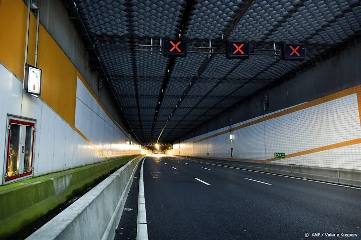 dichte heinenoordtunnel bij rotterdam veroorzaakt files