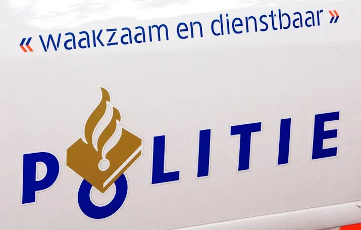 dief kraakt politieauto in eetpauze agent