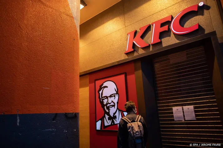 dierenorganisatie fastfoodketens gaan verschillend met kippen om