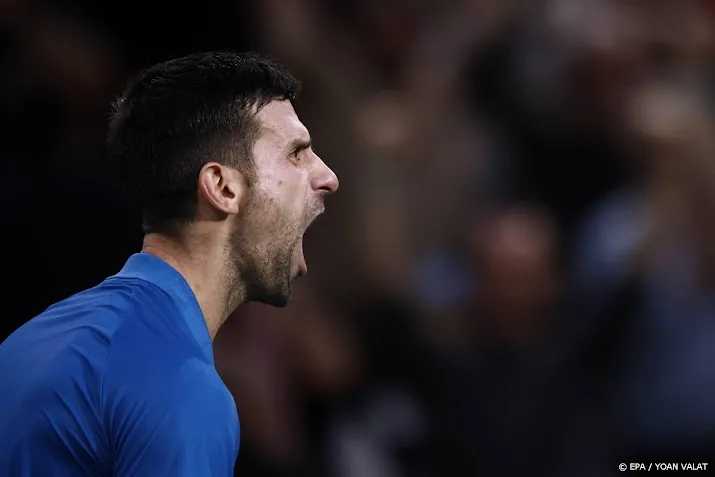 djokovic knokt zich langs tsitsipas naar finale in parijs