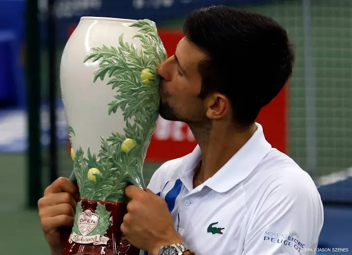 djokovic verslaat raonic voor elfde keer op rij na zwakke start