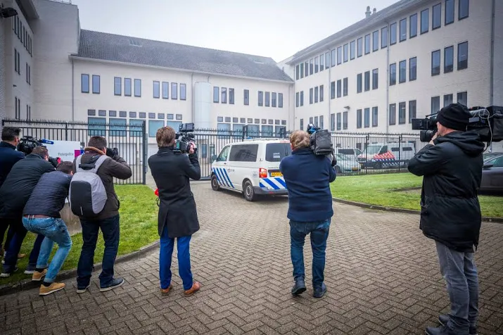 dna jos b zat overal op onderbroek nicky