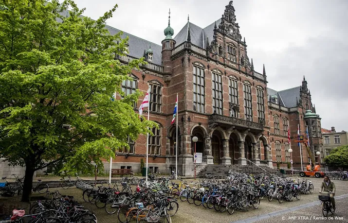 docent groningse universiteit toch geschorst om complottheorieen