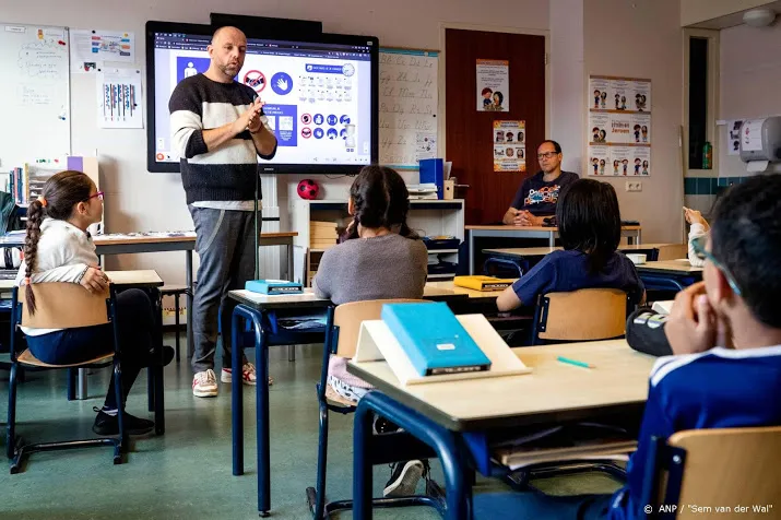 docenten afstand houden lukt scholieren niet goed