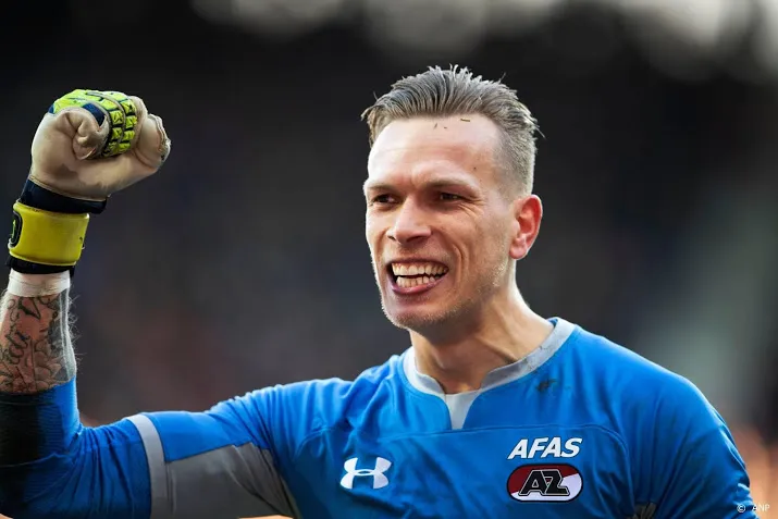 doelman bizot staat tussen grote namen