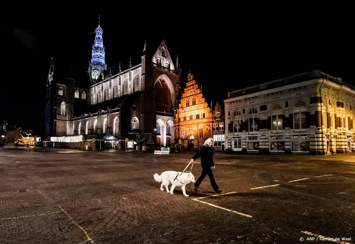 doordeweeks de helft minder mensen op straat tijdens avondklok