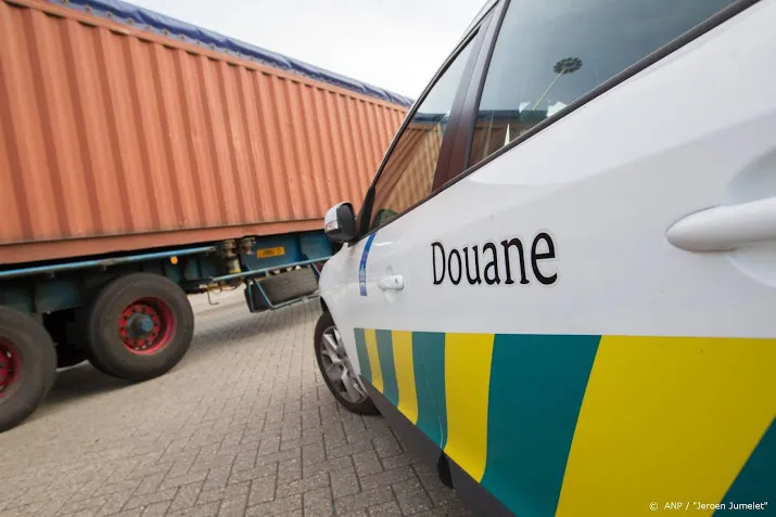 douane vindt cocaine in vaten met bevroren fruitpulp