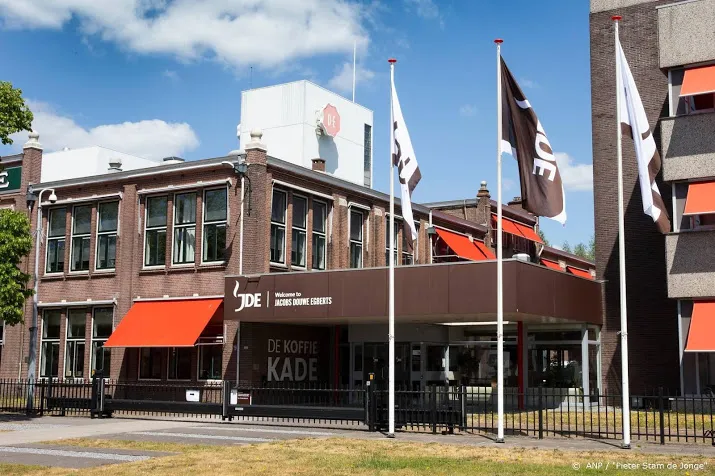 douwe egberts moeder maakt entree op damrak met koerssprong