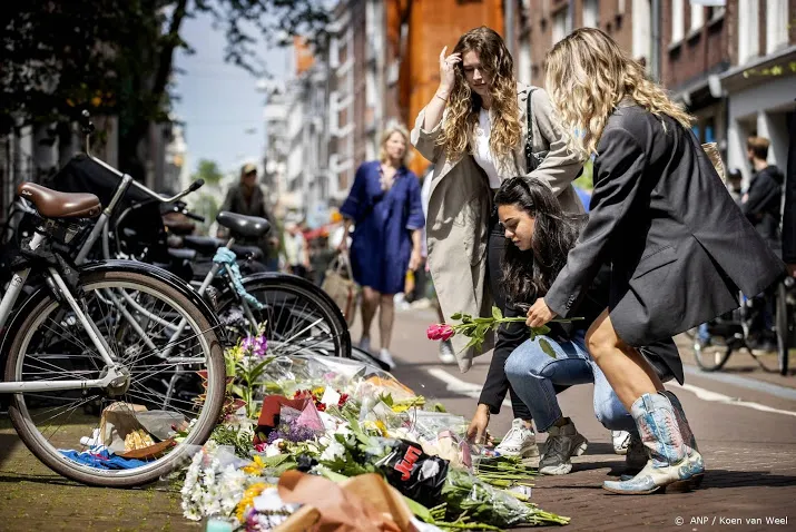 dranghekken bij bloemen voor peter r de vries