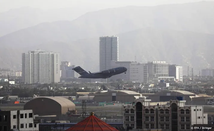 drie bussen met nederlanders bereiken luchthaven kabul