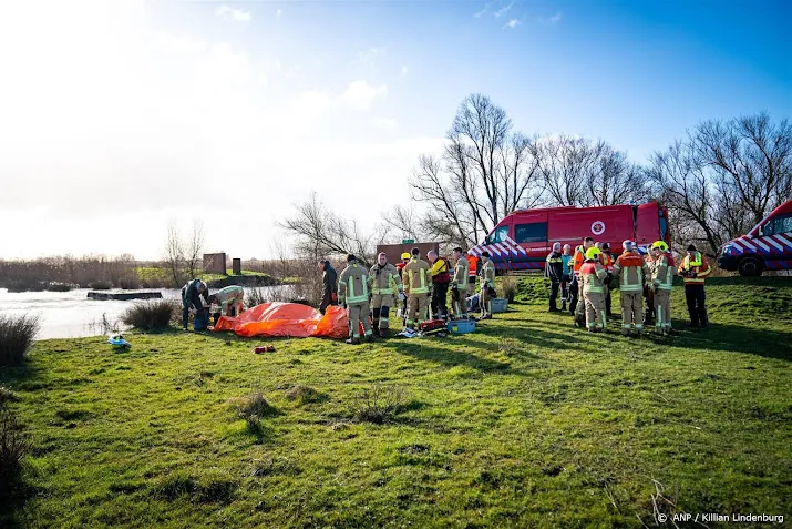 drie mensen naar ziekenhuis na omslaan wandelaarspont zuidland