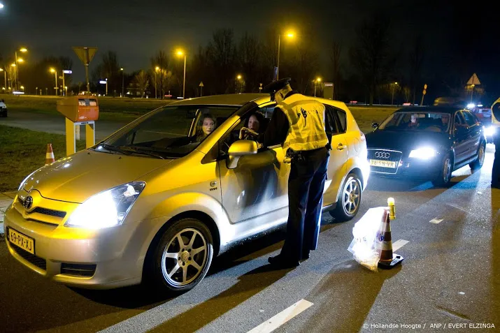 dronken hoogbejaarde stapt toch de auto in