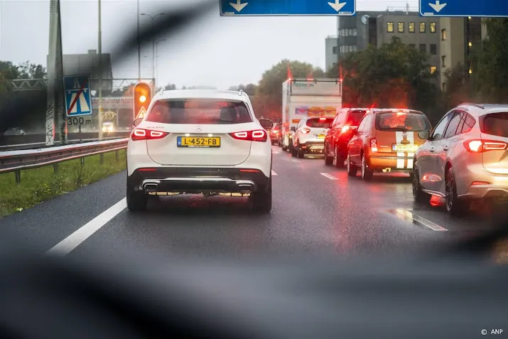 druk op de wegen door vakantie en regen