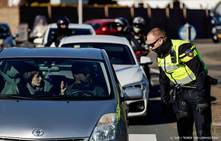 druk op wegen naar kust op hoogtepunt 70 kilometer file