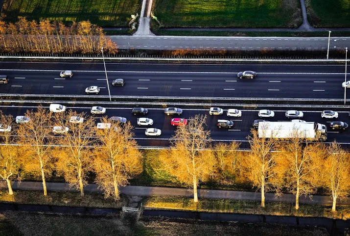 drukke avondspits start vroeg door herfstweer