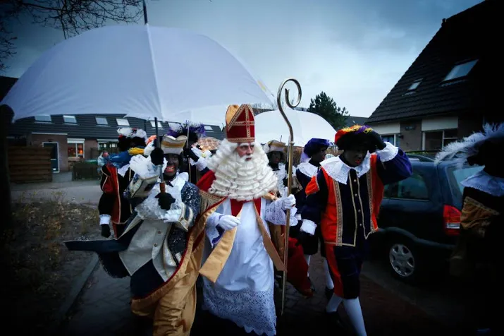 drukke spits en regen op pakjesavond