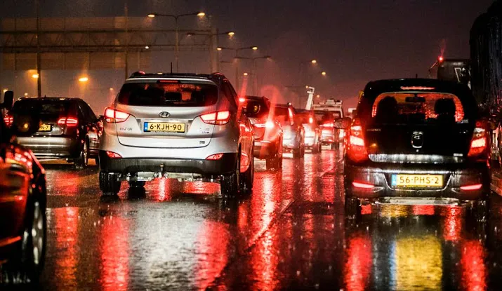 drukke spits verwacht door regen