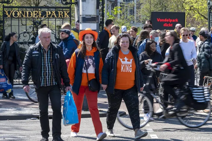 drukte in steden door mooi weer op koningsdag