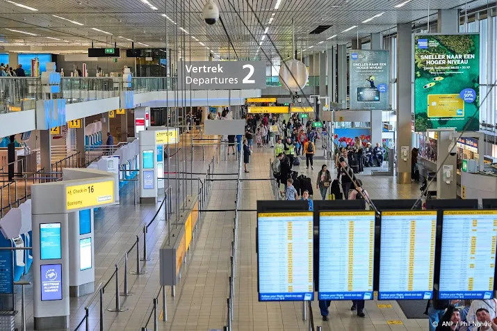 drukte komt en gaat op schiphol vergeleken met zondag rustig