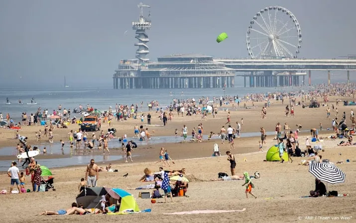 drukte op scheveningse strand