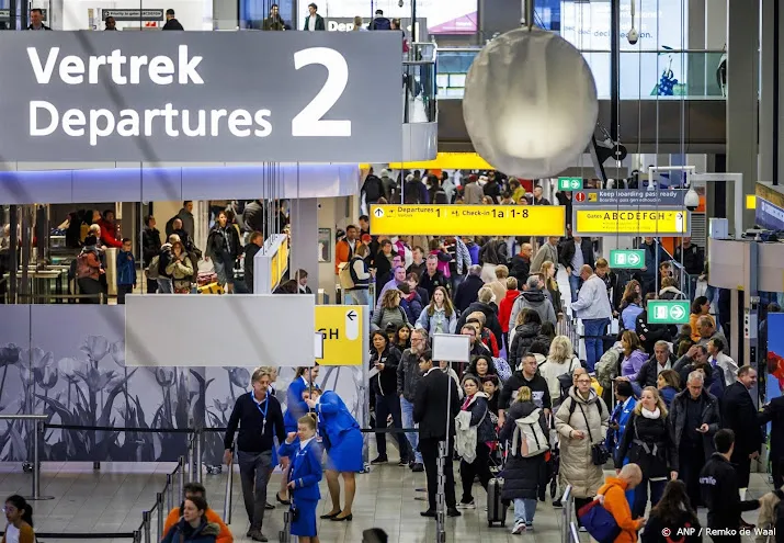 drukte op schiphol vanwege meivakantie vrijdagochtend beheersbaar