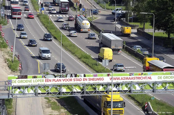 drukte op wegen op eerste dag van de zomervakantie