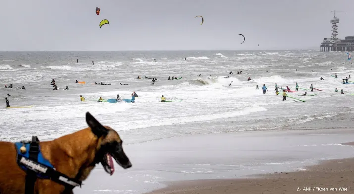 duikers en politie in scheveningen bij zoektocht vermiste surfer