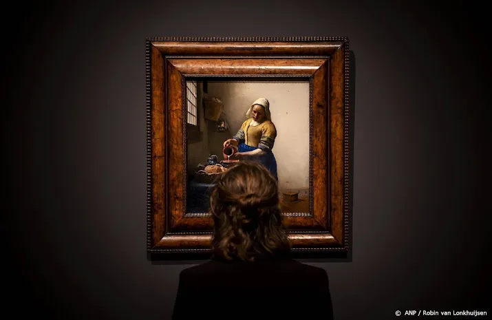 duizend belangstellenden voor vermeers meisje in hermitage gebouw