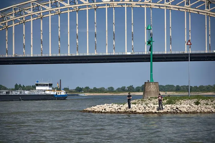 duizend picknickers op waalbrug nijmegen
