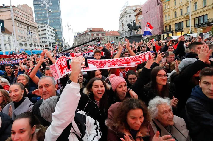 duizenden fans onthalen kroatische tennissers