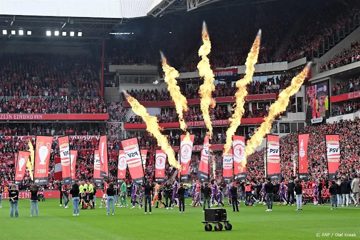 duizenden kijken in eindhoven op straat naar psv sparta