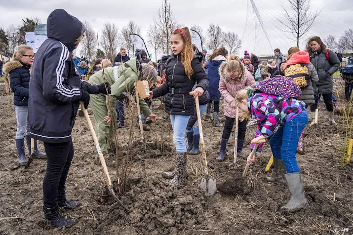 duizenden kinderen planten honderdduizenden bomen op boomfeestdag