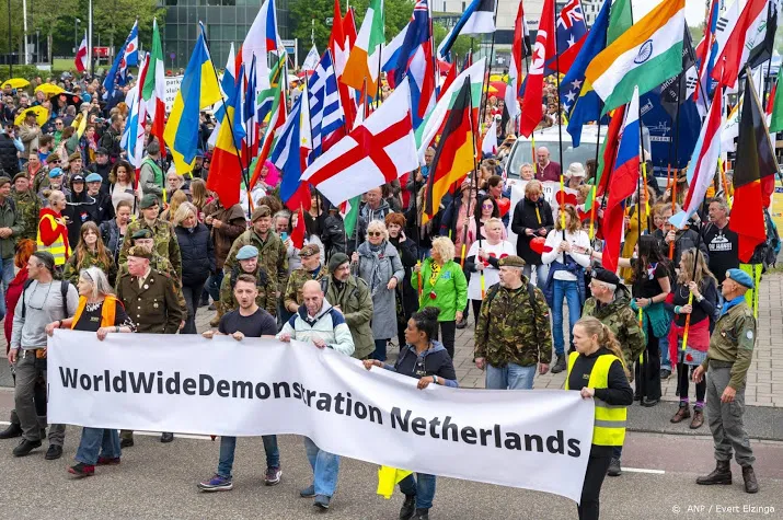 duizenden lopen mee in vrijheidsmars in amsterdam zuidoost
