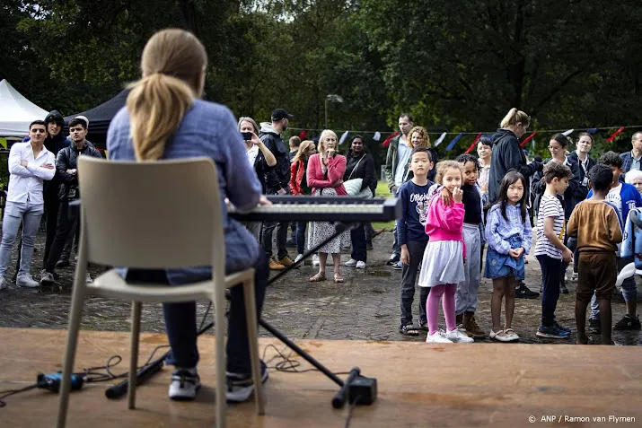 duizenden mensen bezoeken asielzoekerscentra tijdens open dag