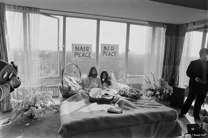 duizenden naar hiltonhotel om john en yoko