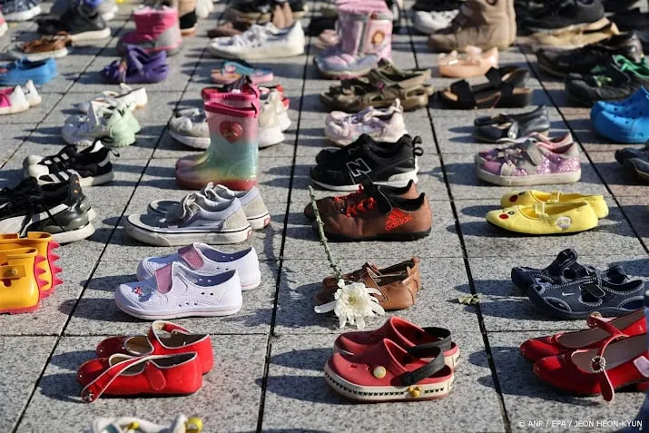 duizenden schoenen in amsterdam geplaatst voor kinderen in gaza