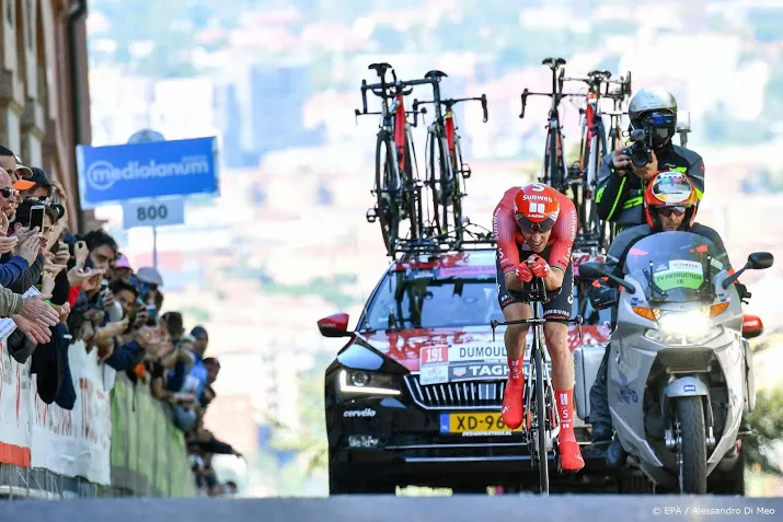 dumoulin valt en verliest veel tijd in giro