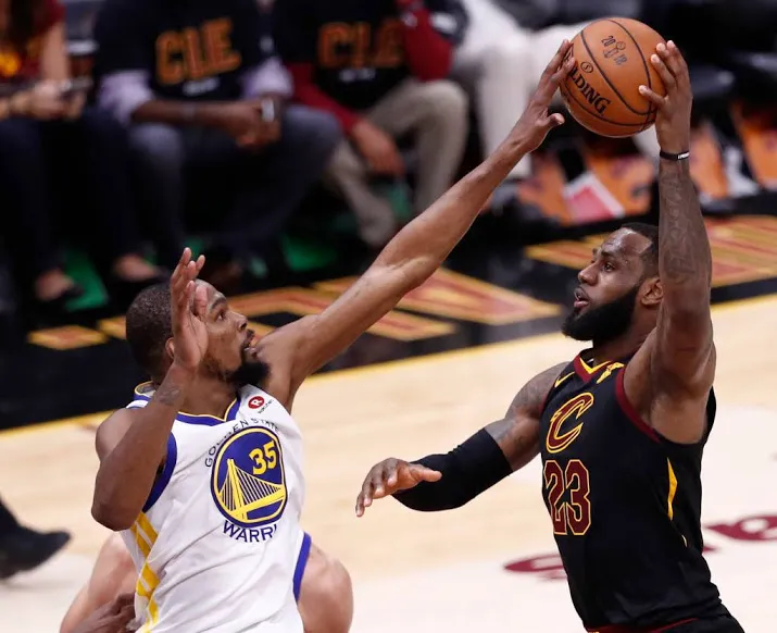 durant leidt warriors naar 3 0 in finale nba