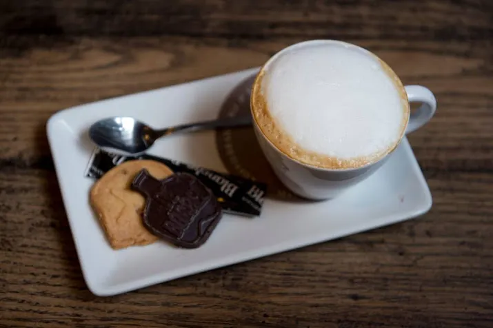 een bakkie koffie van een vluchteling