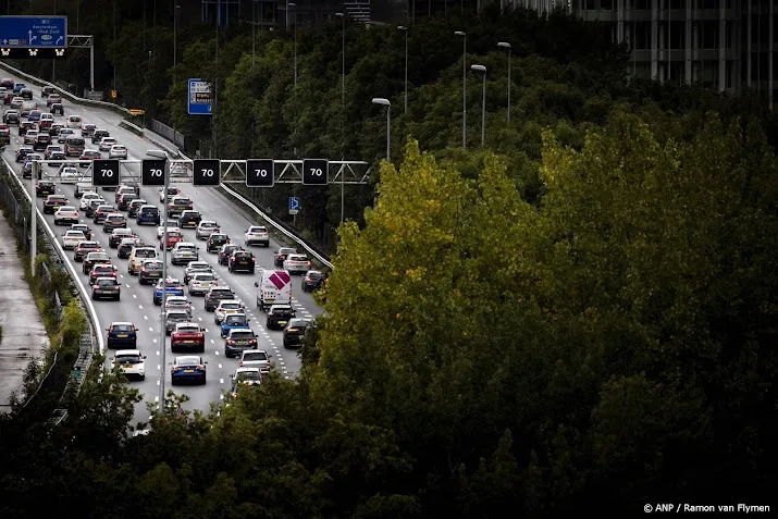 een gewonde door botsing touringcars en auto op a10