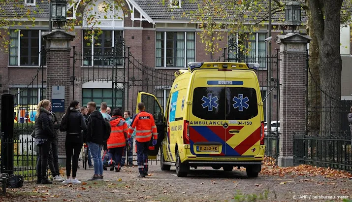 een gewonde medewerker steekincident balkbrug weer naar huis
