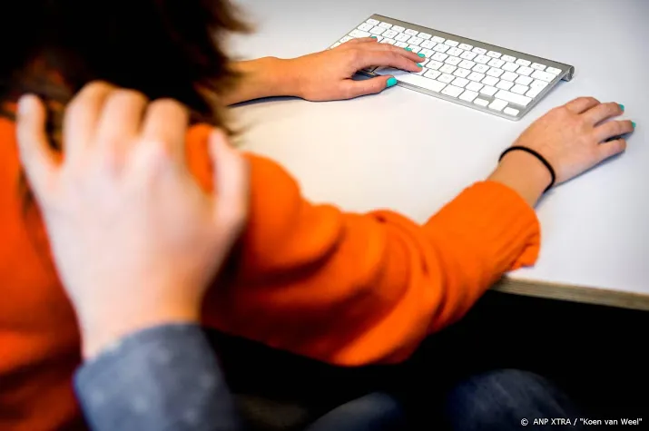 een op zeven jonge ambtenaren meldt seksuele intimidatie op werk