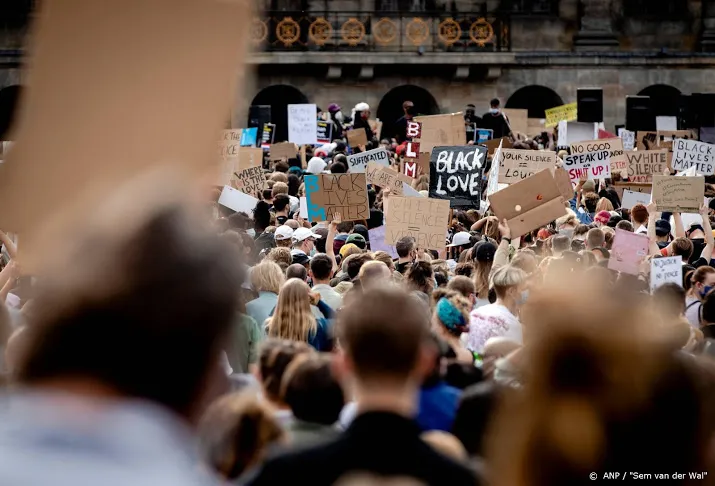 een persoon die bij demo op dam was besmet met coronavirus